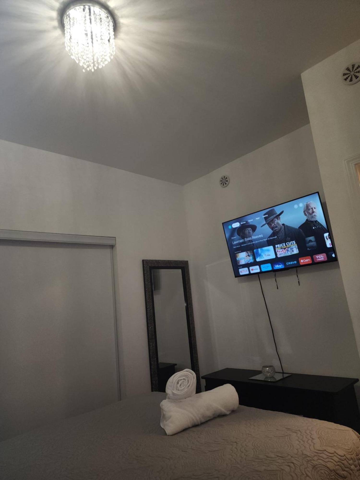 Beautiful Townhouse Near Yorkdale Mall, Wilson Subway Apartment Toronto Exterior photo